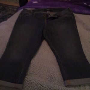 Medium wash capris